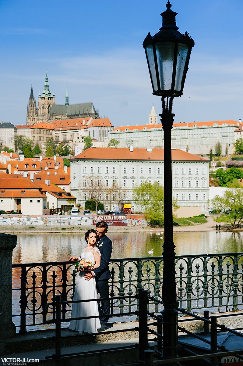 Прогулка в свадебных нарядах в Праге