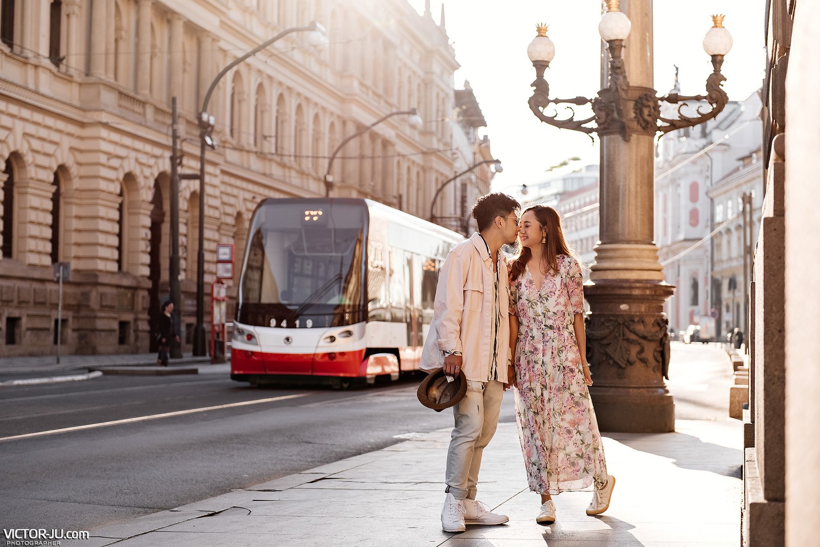 Летняя фотосессия в Праге для влюбленной пары