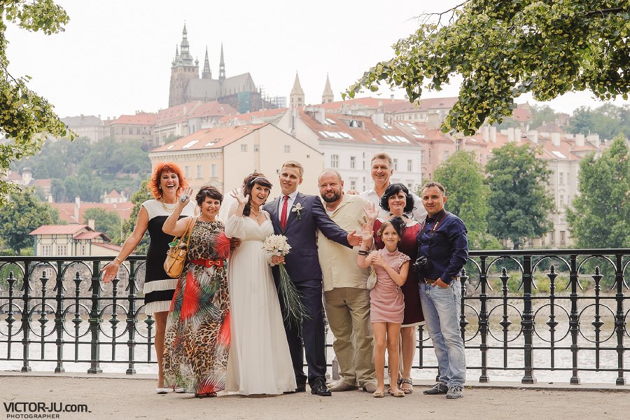 Групповая свадебная фотография в Праге