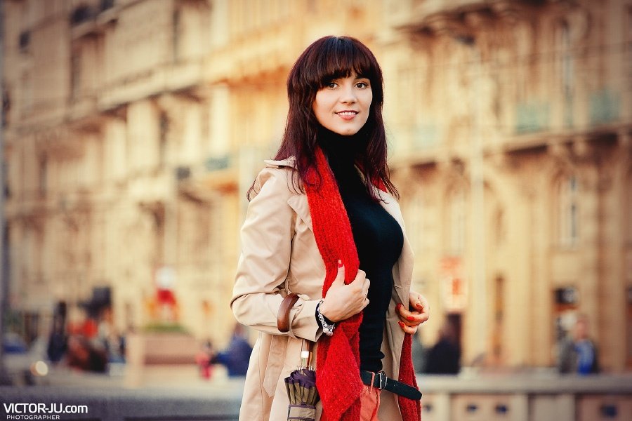 Городской портрет девушки в Праге осенью