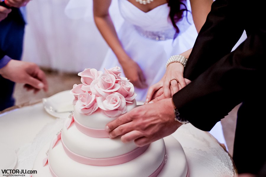 Разрезание торта на свадьбе в Минске
