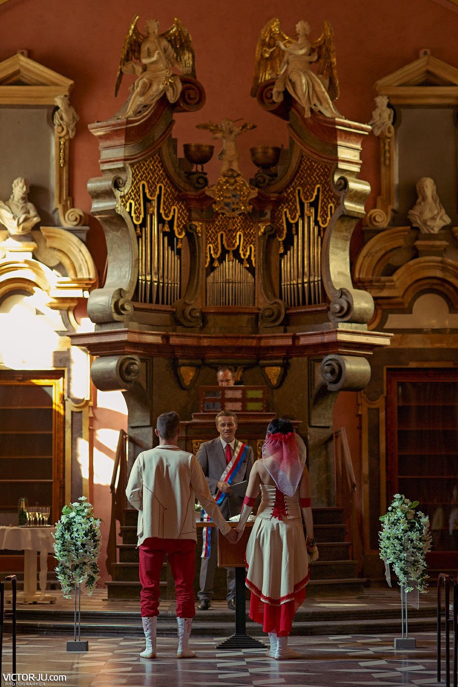 Символическая свадьба за границей Клементинум Прага