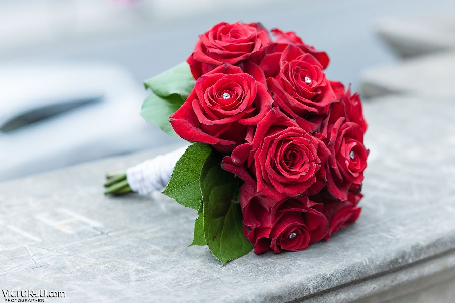 Букет невесты из красных роз фото