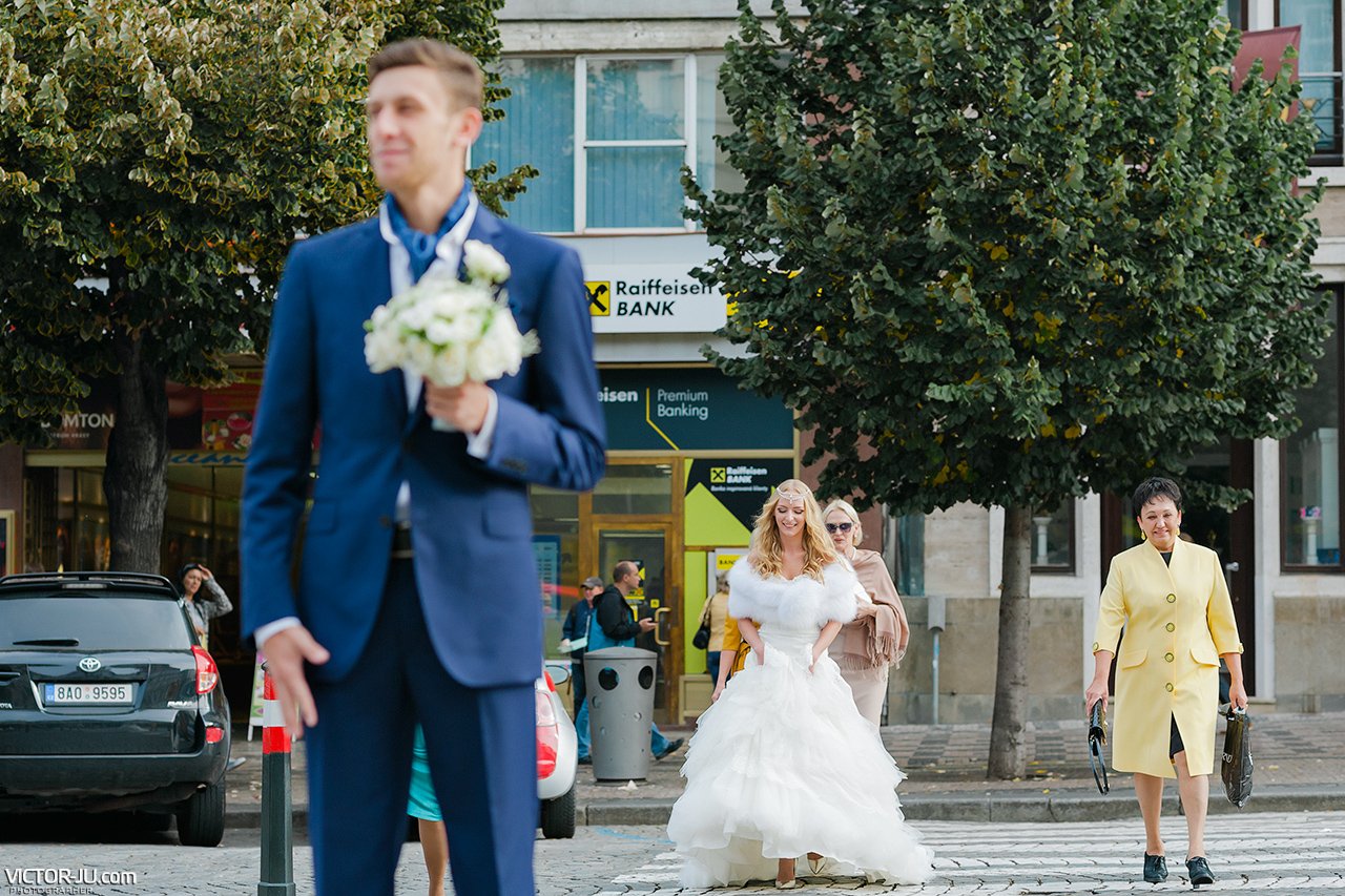 Встреча жениха и невесты на Вацлавской площади