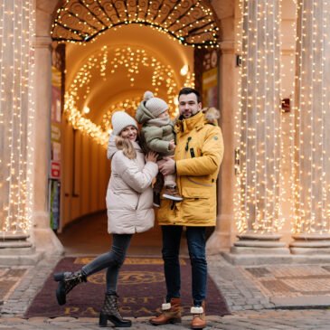 Family Christmas Photoshoot in Prague’s Market