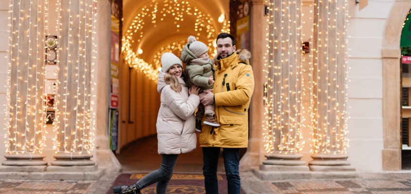 Family Christmas Photoshoot in Prague’s Market