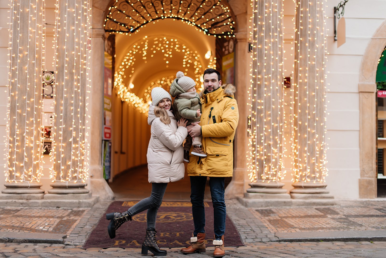 Family Christmas Photoshoot in Prague's Market
